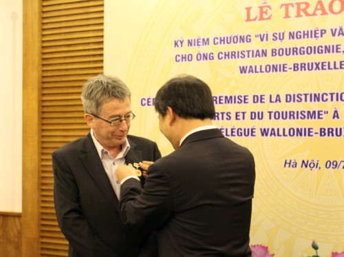 Christian Bourgoignie à l’honneur - ảnh 2